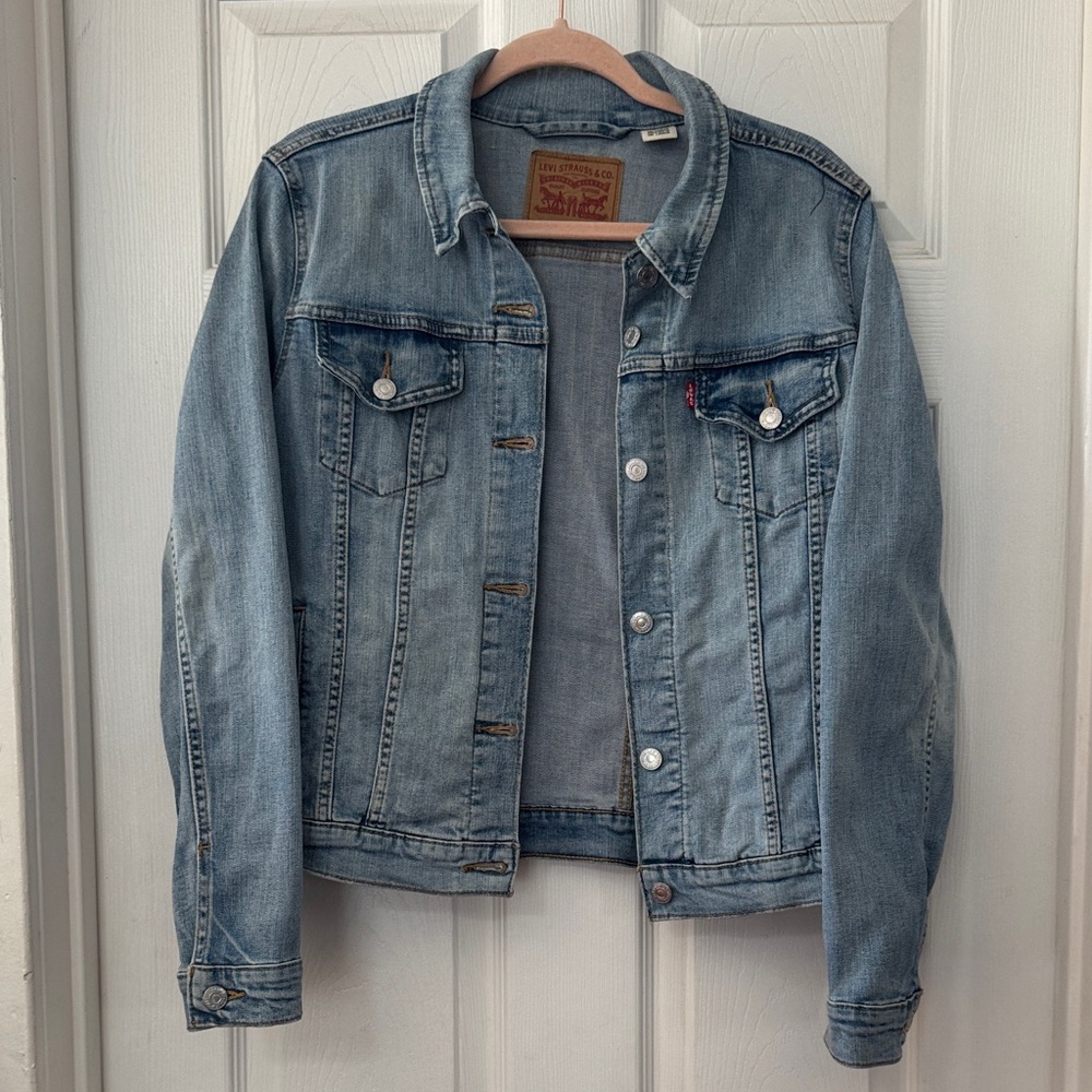 Levi’s Classic Denim Trucker Jacket Light Wash Button Front L